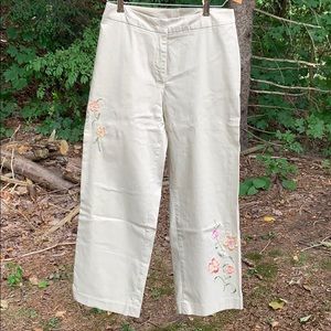 Worthington capris with embroidered flowers